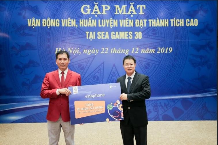 Phó Tổng Giám đốc Vinaphone Nguyễn Trường Giang trao quà cho đại diện Đoàn thể thao - Phó Tổng cục trưởng Tổng cục TDTT Trần Đức Phấn
